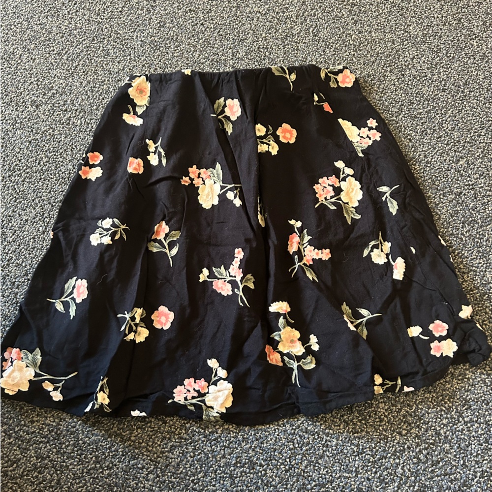 black flower hollister skirt